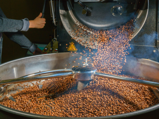 Barista đang cầm túi hạt cà phê rang theo yêu cầu tại quán