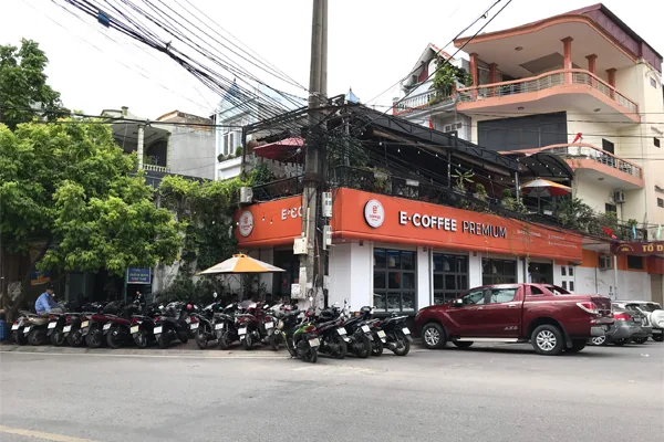 Cửa hàng E-Coffee Premium và đội ngũ nhân sự
